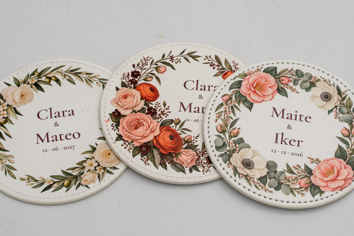 Trois sous-verres ronds blancs avec fleurs en couleur et prénoms de mariés.