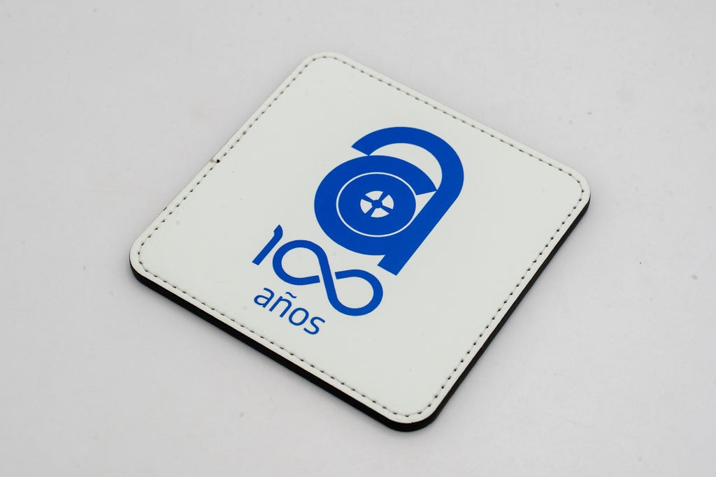 Sous-verre carré blanc avec logo commémoratif du centenaire bleu.