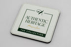 Sous-verre carré blanc avec logo Authentic Heritage vert.