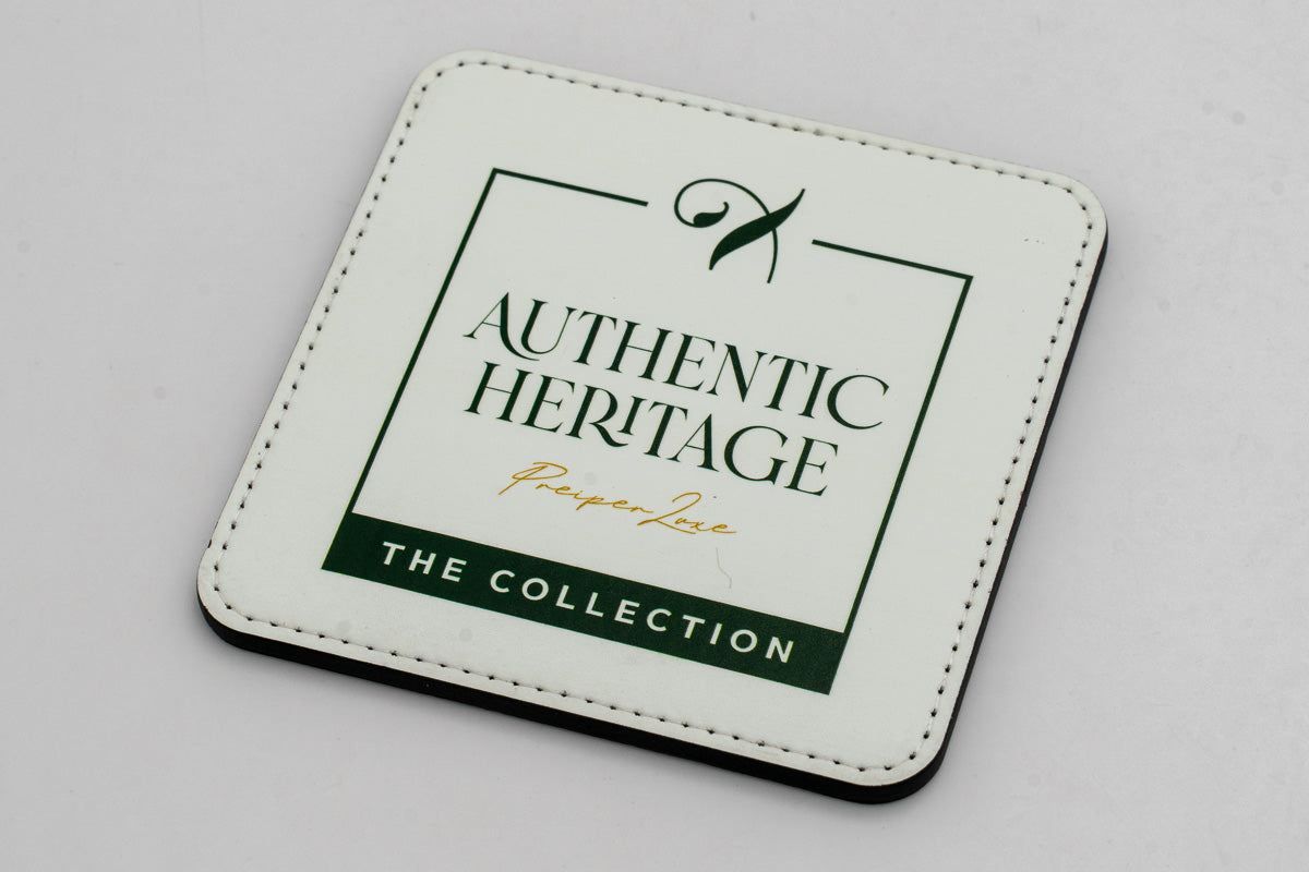 Sous-verre carré blanc avec logo Authentic Heritage vert.