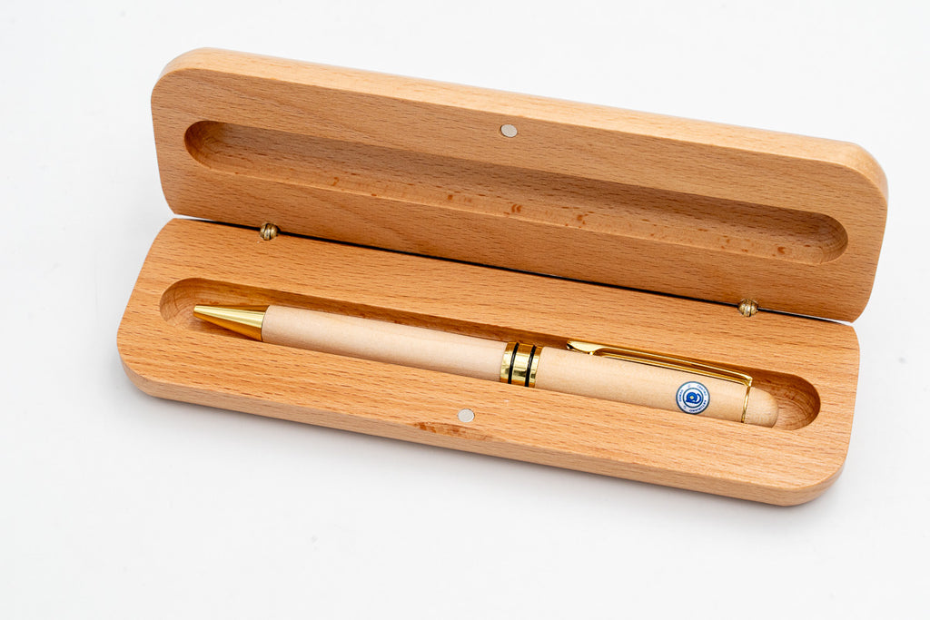 Étui ouvert avec stylo clair et emblème circulaire en couleur.