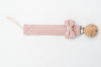 Attache-tétine rose avec nœud près du clip rond en bois