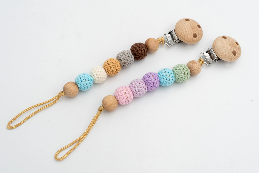 Attaches-tétines à perles recouvertes de crochet dans des combinaisons pastel et tons terre