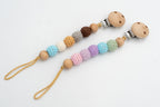 Attaches-tétines à perles recouvertes de crochet dans des combinaisons pastel et tons terre