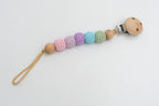 Attache-tétine à perles recouvertes de crochet pastel et clip en bois