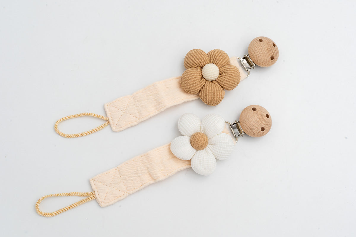 Attaches-tétines à fleurs blanche et camel avec clips ronds en bois