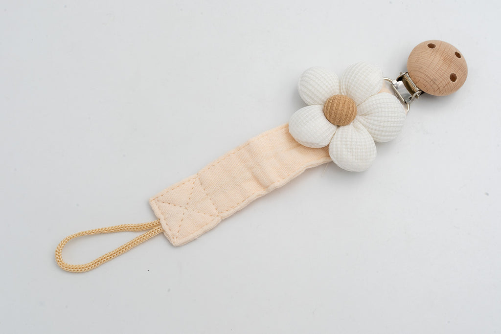 Attache-tétine en tissu avec fleur blanche au cœur camel et clip en bois