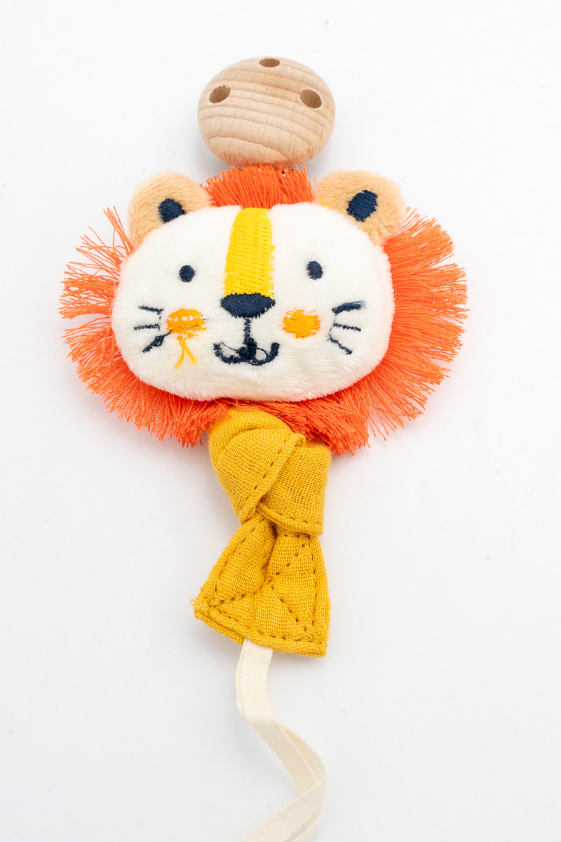 Attache-tétine en tissu jaune avec visage de lion et crinière orange près du clip en bois