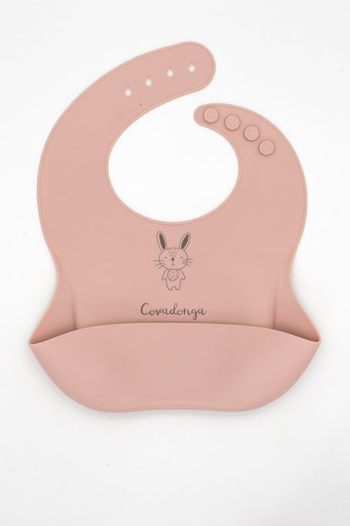 Babero de silicona rosa claro personalizado con el nombre Covadonga y un conejo