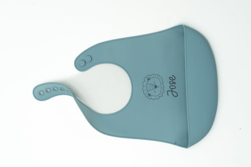 Bavoir en silicone vert foncé avec prénom et dessin de visage animal.