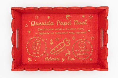 Bandeja roja de madera de pino con grabado dorado para Papá Noel y renos.
