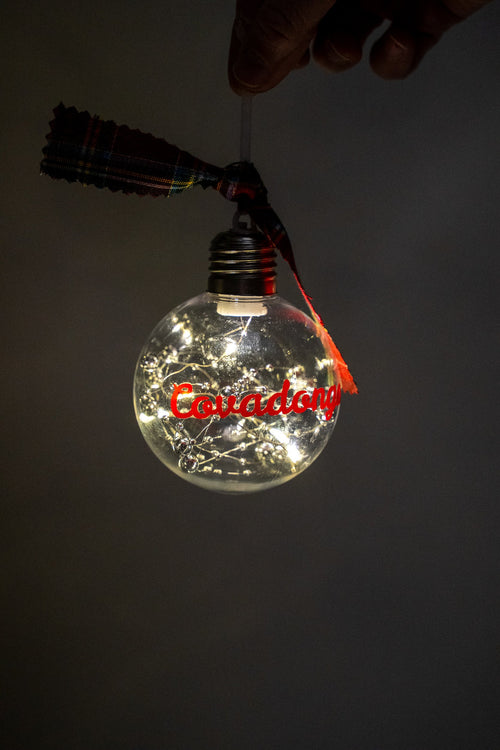 Ornement LED allumé avec prénom Covadonga rouge et perles argentées.