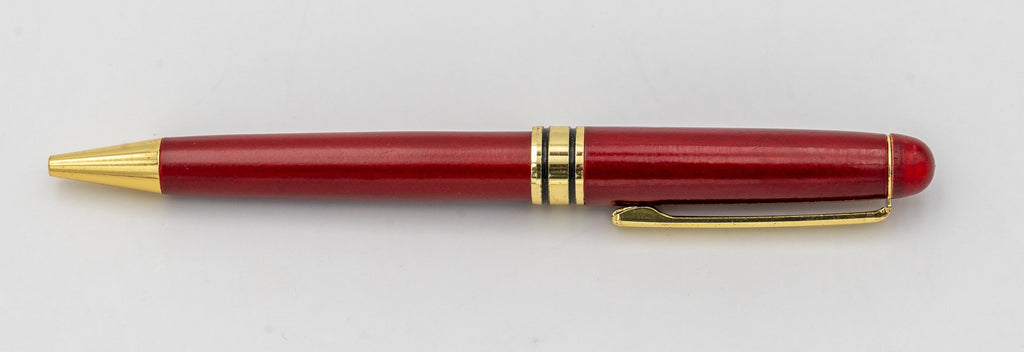 Stylo en bois de finition rougeâtre sans capuchon avec clip et pointe dorés.