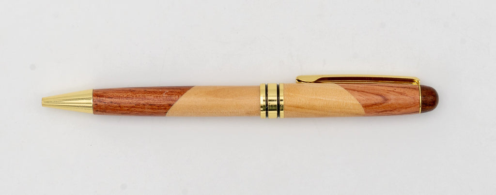 Stylo en bois bicolore avec jonctions diagonales et détails dorés.