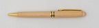 Stylo en bois clair sans capuchon avec pointe et clip dorés et bagues noires.