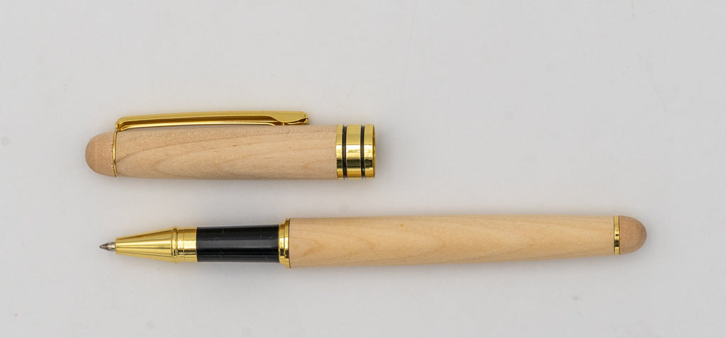 Stylo en bois clair avec capuchon retiré, clip doré et zone de préhension noire.