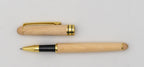 Stylo en bois clair avec capuchon retiré, clip doré et zone de préhension noire.