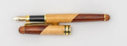 Stylo plume en bois bicolore avec capuchon retiré et plume visible.