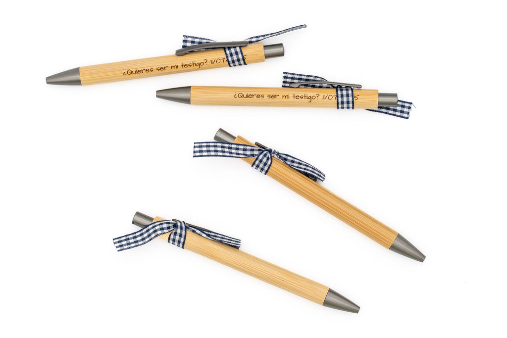 Stylos en bambou gravés pour inviter les témoins de mariage, avec rubans à carreaux bleus.