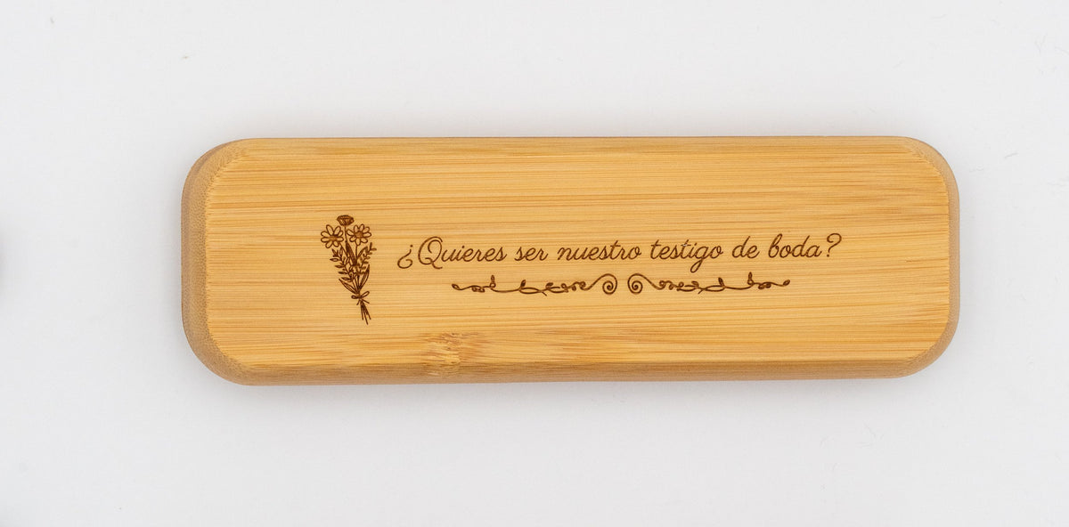 Exemple d'étui en bambou avec question gravée pour un témoin de mariage et fleurs.