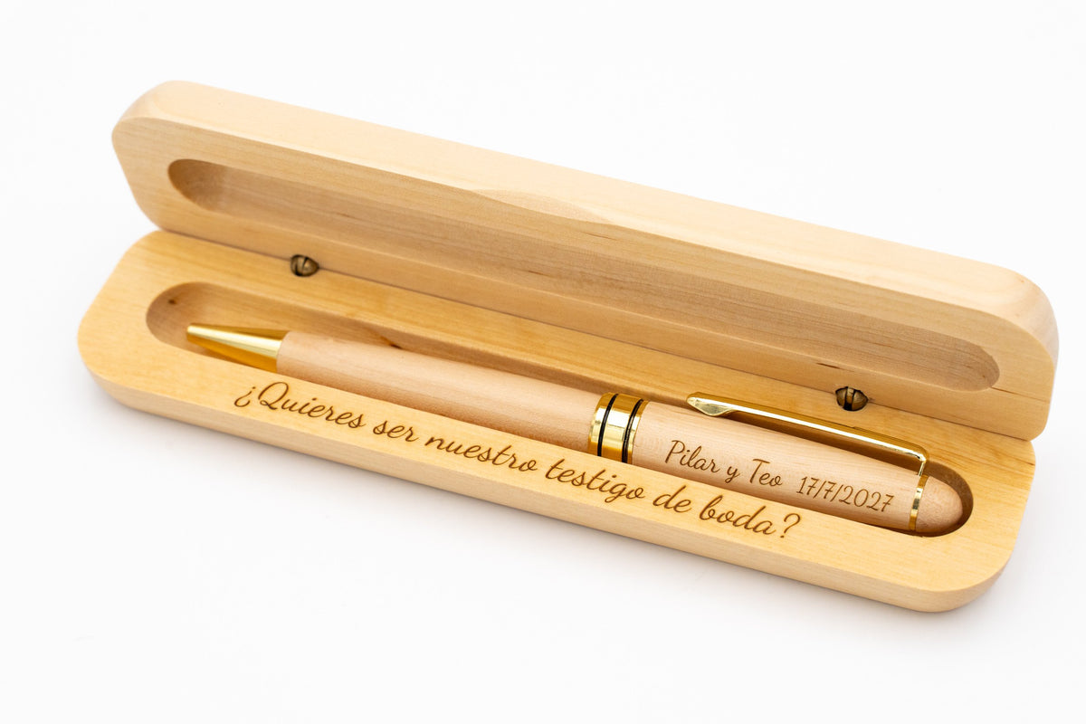 Exemple de stylo en bois clair aux détails dorés dans un étui ouvert gravé pour un témoin de mariage.
