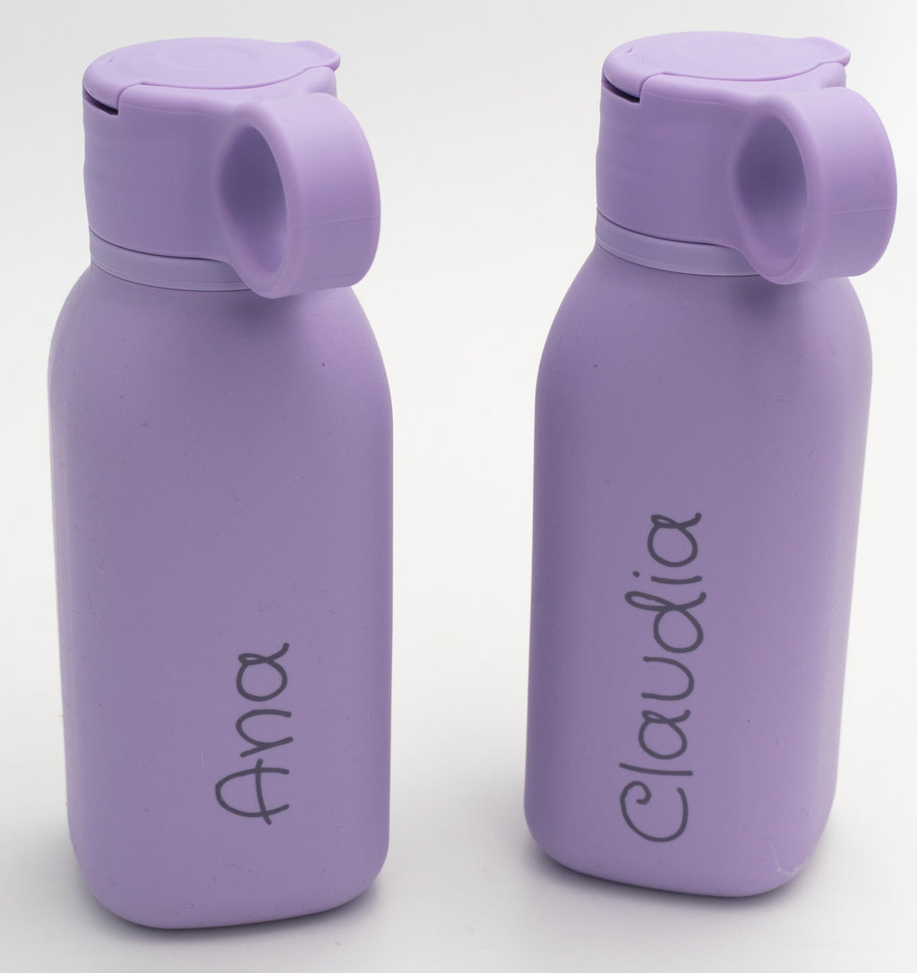 Deux gourdes lilas personnalisées avec des prénoms différents