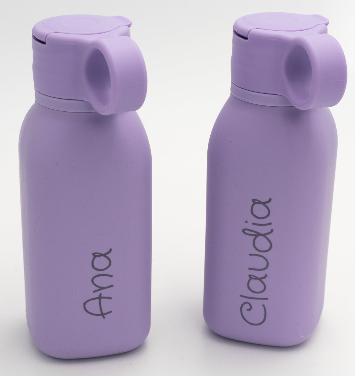 Deux gourdes lilas personnalisées avec des prénoms différents