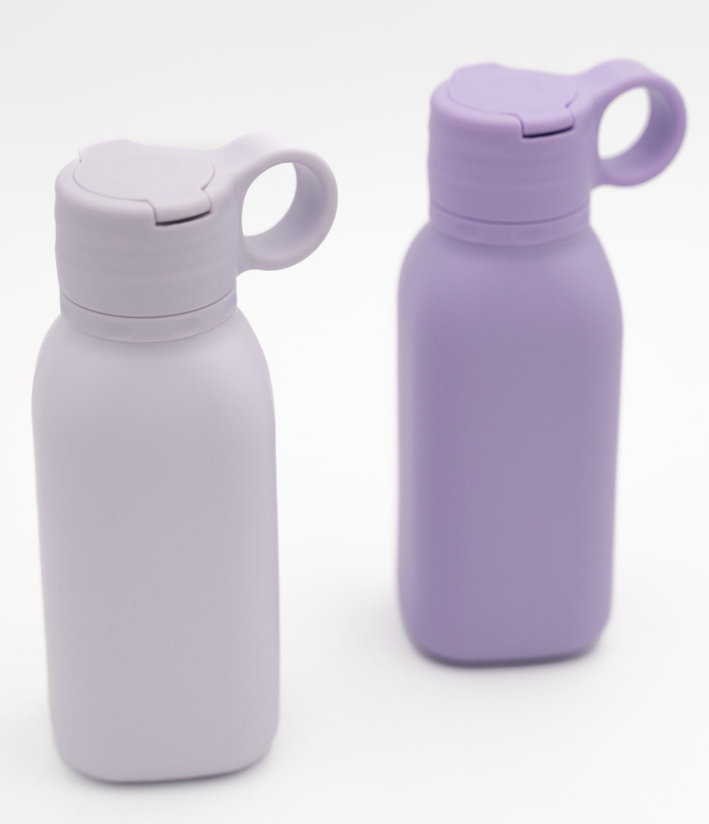 Deux gourdes lilas clair et lilas avec bouchons fermés