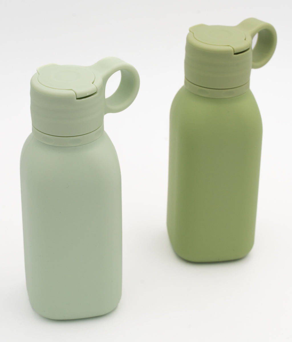Deux gourdes vertes avec bouchons fermés