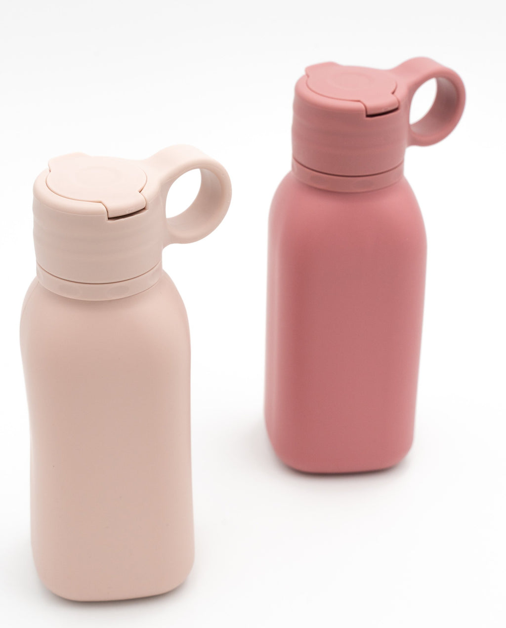 Deux gourdes rose clair et rose foncé avec bouchons fermés