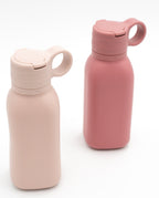 Deux gourdes rose clair et rose foncé avec bouchons fermés
