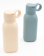Deux gourdes crème et bleu gris avec bouchons fermés