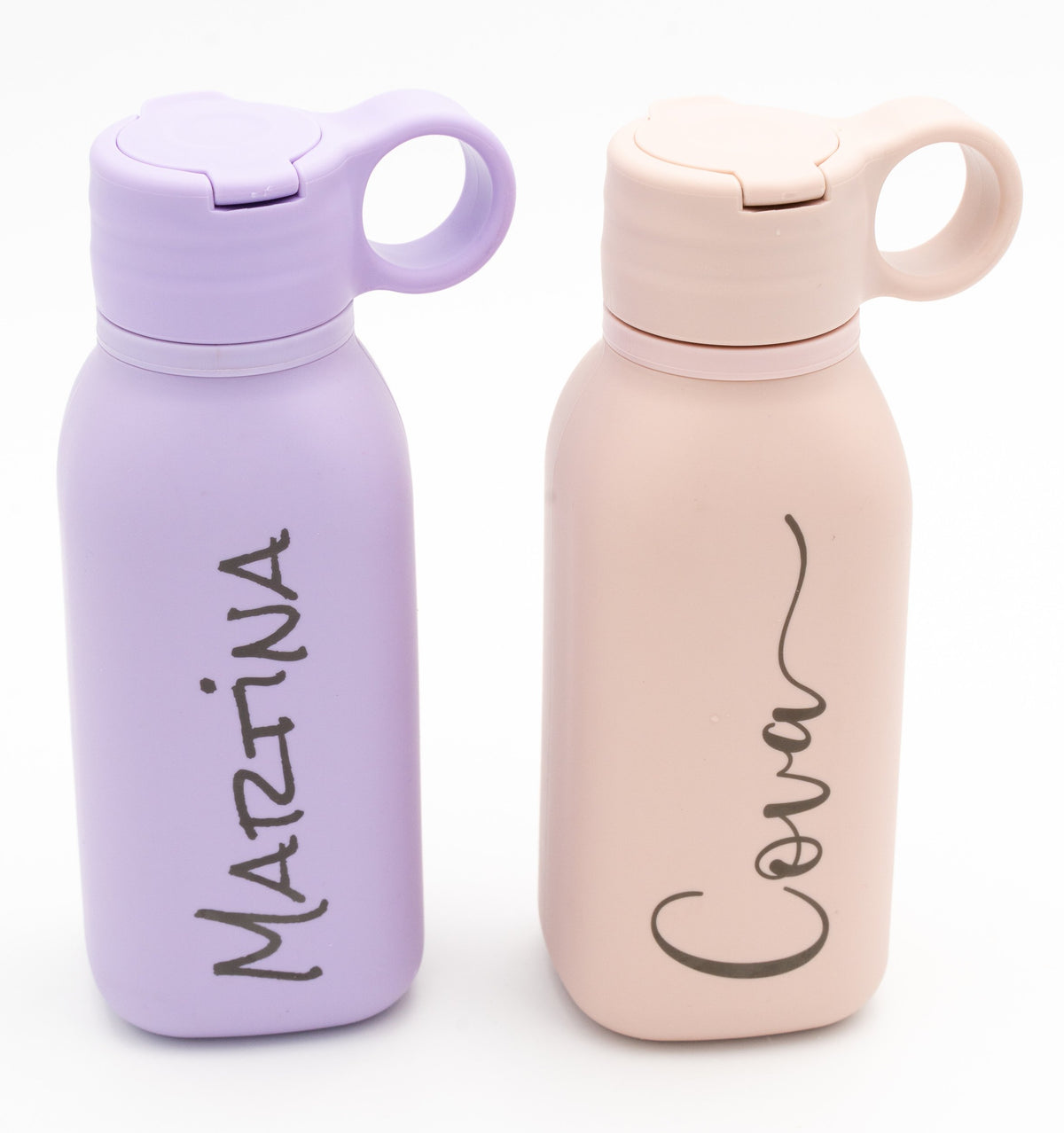 Deux gourdes lilas et rose clair avec des prénoms gravés