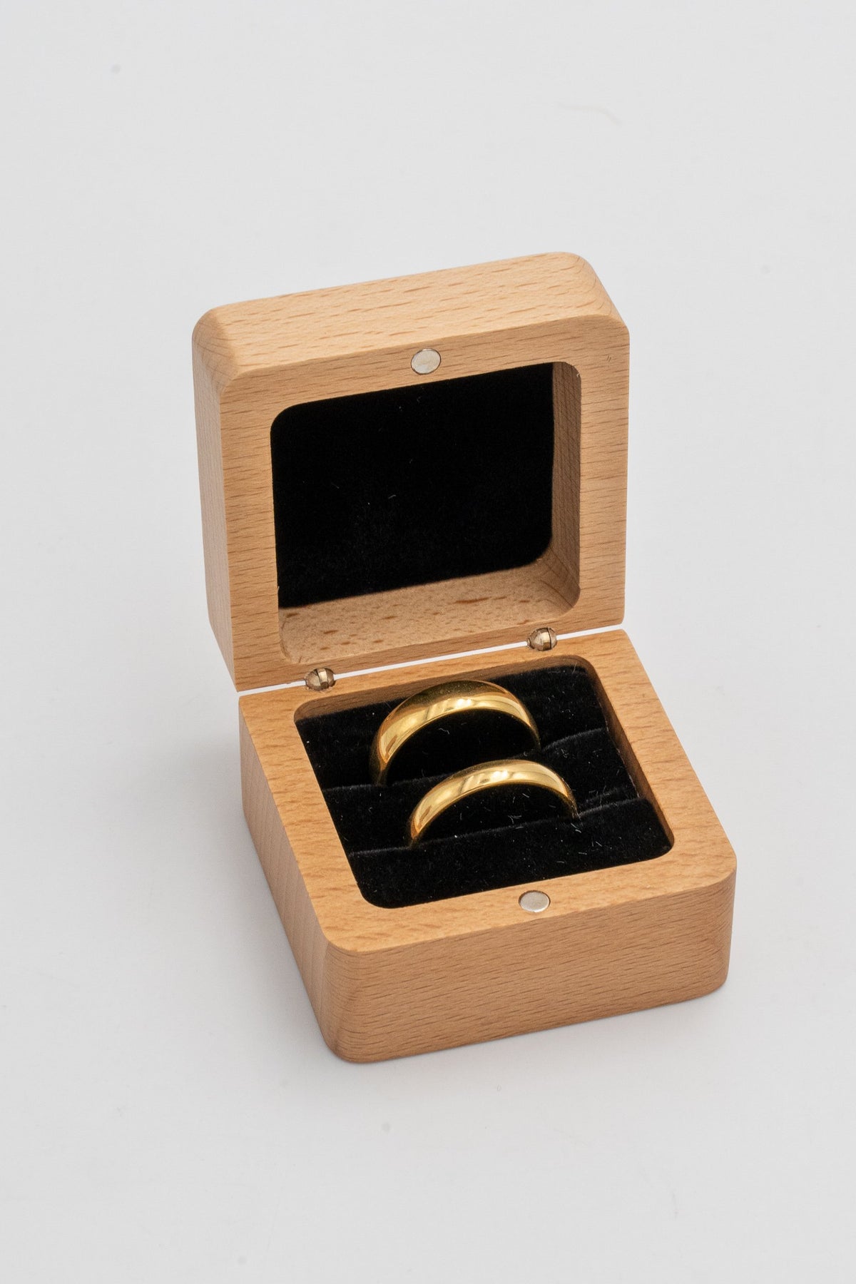 Boîte carrée ouverte avec intérieur noir pour une bague