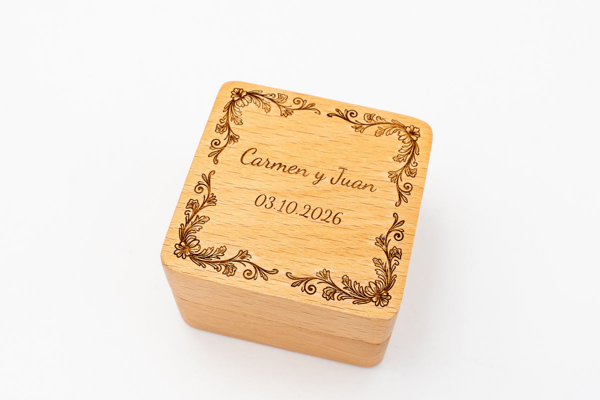Boîte à alliances carrée en hêtre gravée au laser avec encadrement floral, les prénoms Carmen et Juan et la date