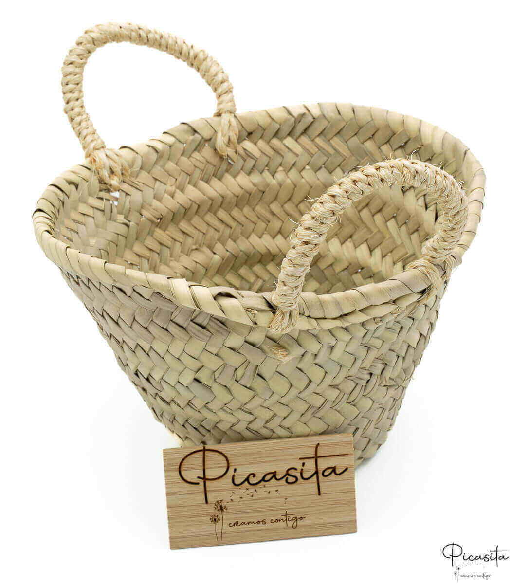 Panier de base en feuilles de palmier, taille S ; le contenu du cadeau se choisit dans le configurateur