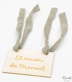 Placa de madera personalizada Manuel con cintas de cuadros vichy verdes en perspectiva.