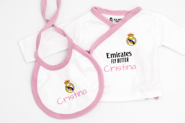 Maillot blanc du Real Madrid avec liseré rose et le nom Cristina en rose, à côté du bavoir