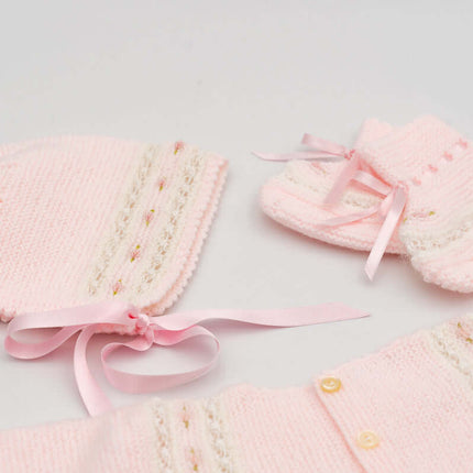 conjunto_recien_nacido_jersey_gorro_y_botitas_rosas_modelo_3