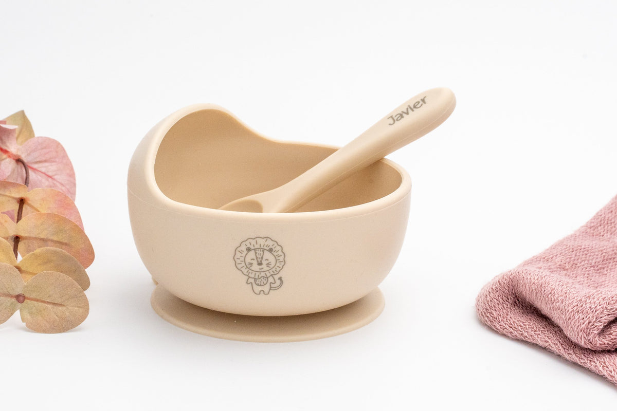 Bol beige avec lion et cuillère avec prénom