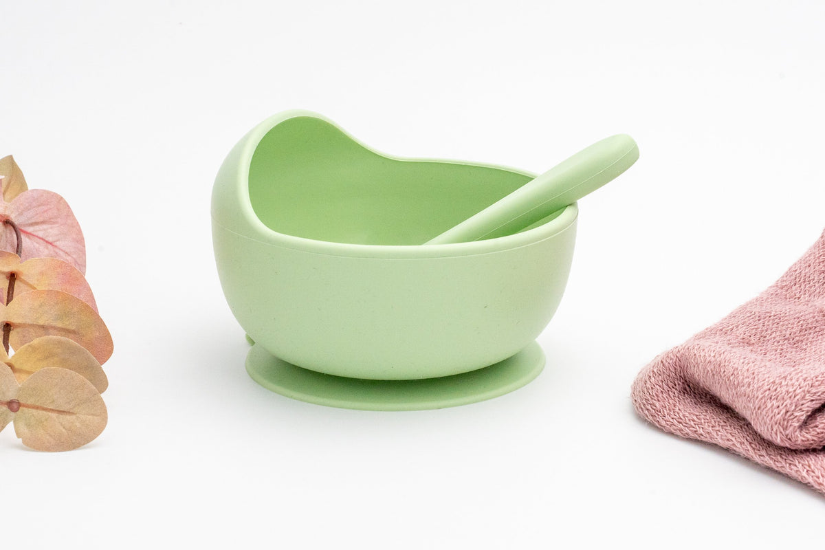 Bol en silicone vert clair avec ventouse et cuillère assortie