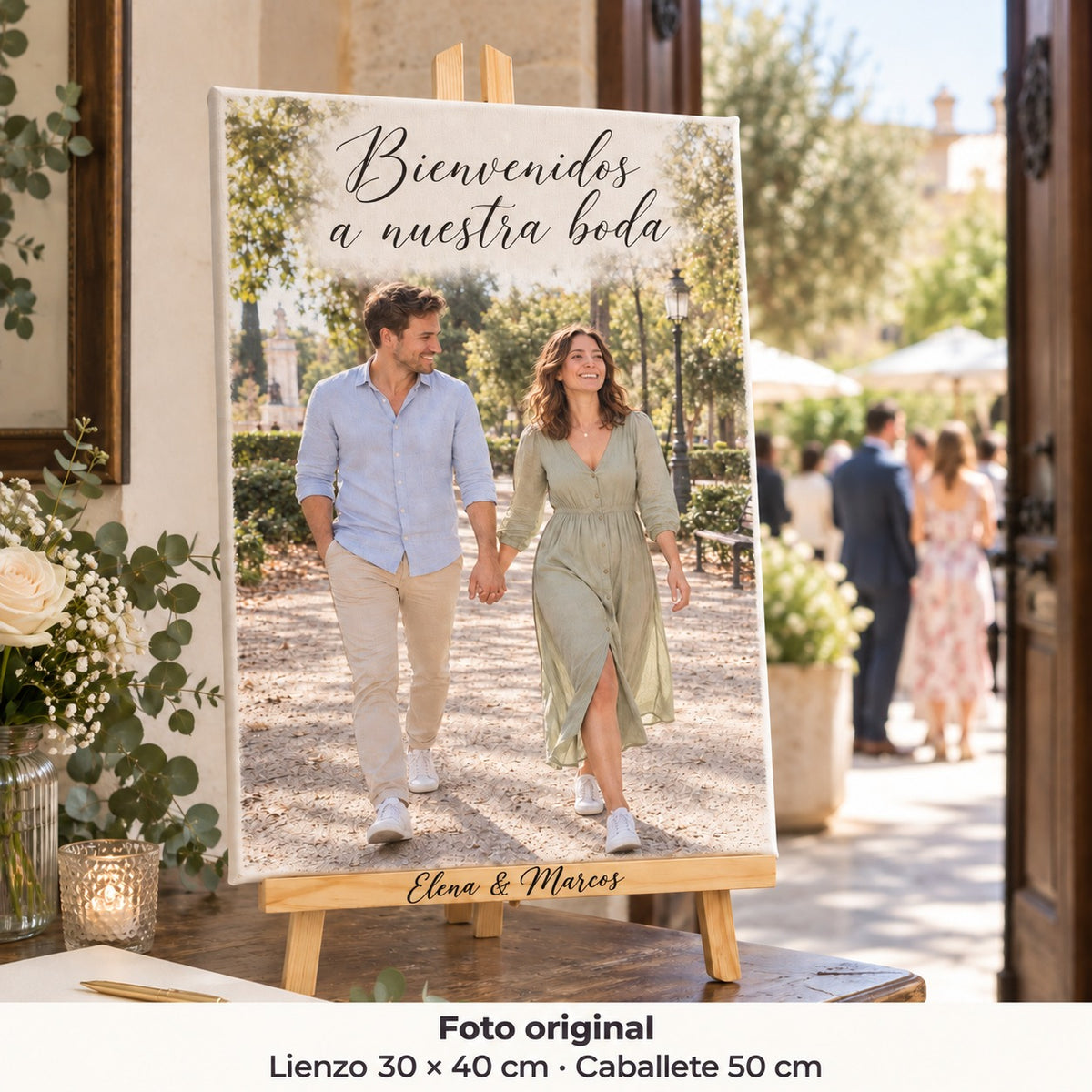 Toile de bienvenue de mariage de 30 × 40 cm avec photo d’Elena et Marcos avant le mariage, sur chevalet personnalisé à l’entrée du restaurant.