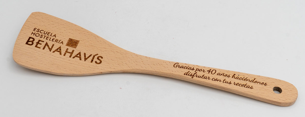 Pala de espátula en madera de haya clara con logotipo grabado de Escuela Hostelería Benahavís.