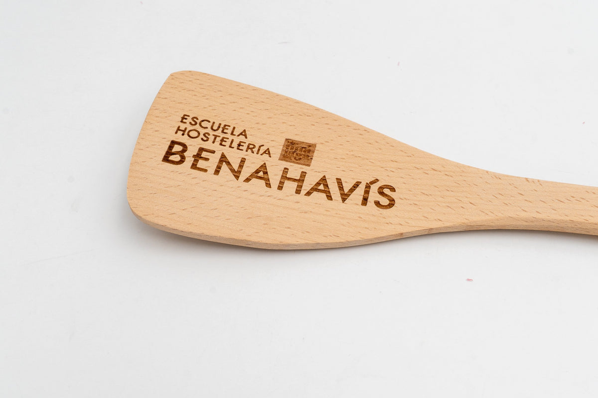 Detalle de grabado láser en madera de haya con el nombre de una escuela de hostelería.