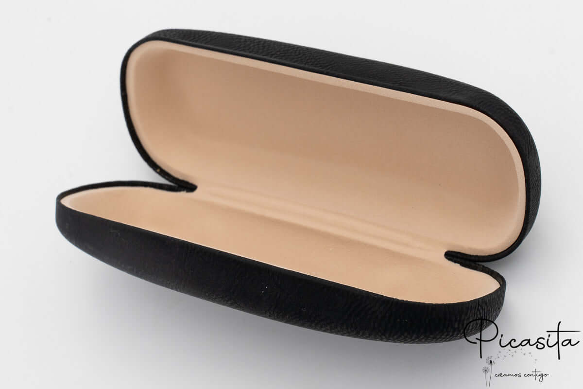 Interior de estuche rígido para gafas mostrando el forro aterciopelado protector beige.