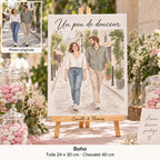 Toile de 24 × 30 cm avec portrait de style boho et « Un peu de douceur », sur chevalet au buffet de douceurs du mariage.