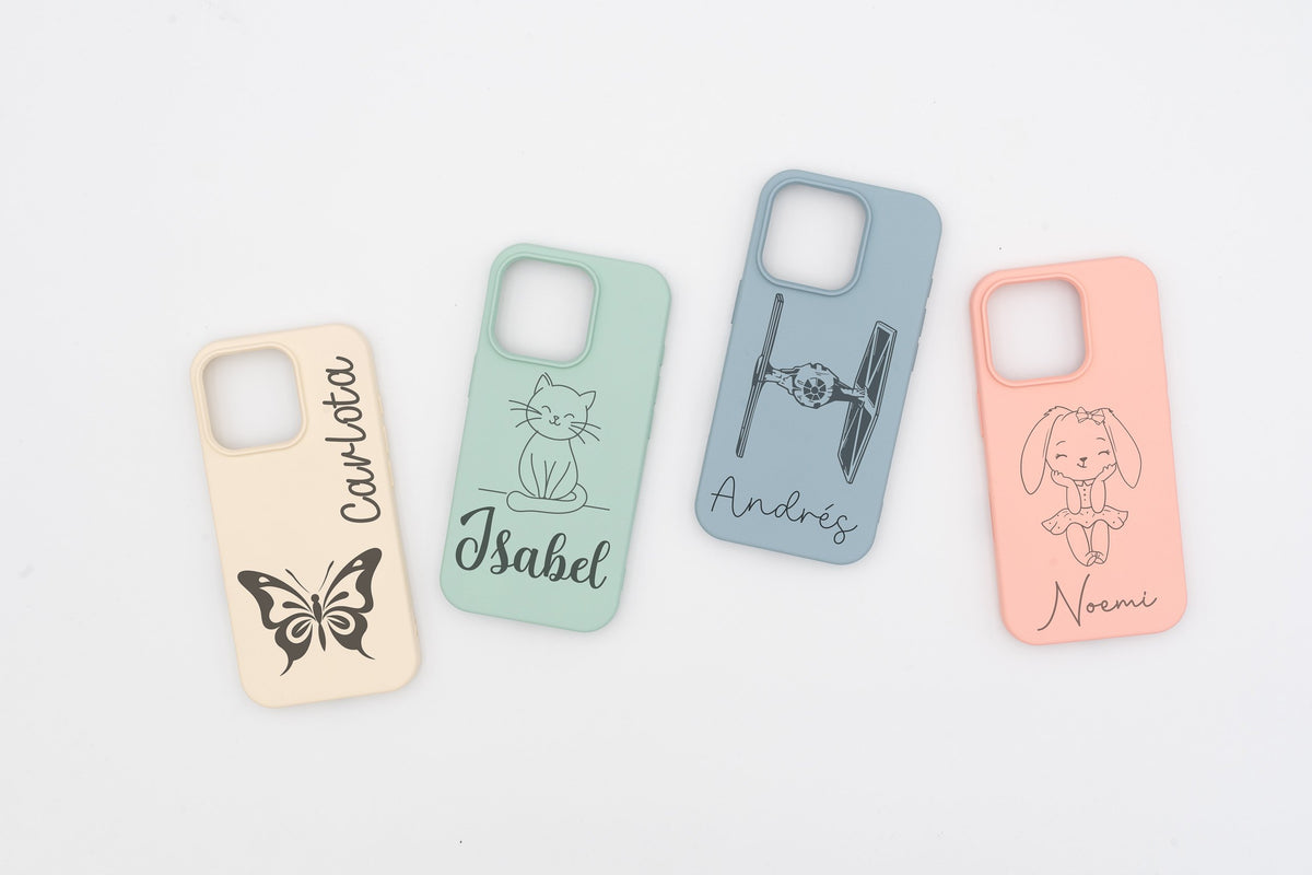 Cuatro fundas de colores pastel personalizadas con diferentes dibujos y nombres sobre fondo blanco.