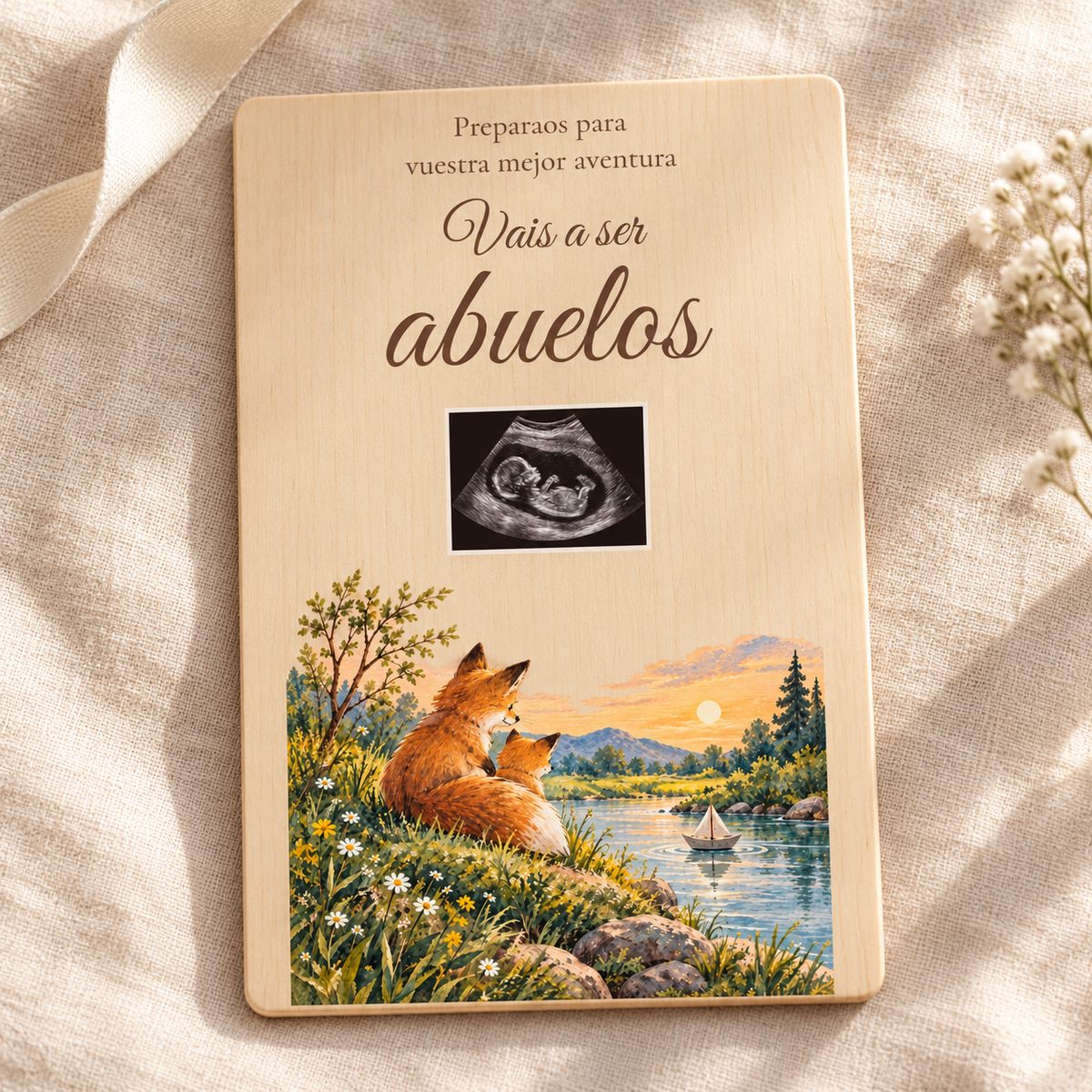 Simulation photographique de la plaque Aventure pour annoncer une grossesse, avec des renards et une échographie illustrative.