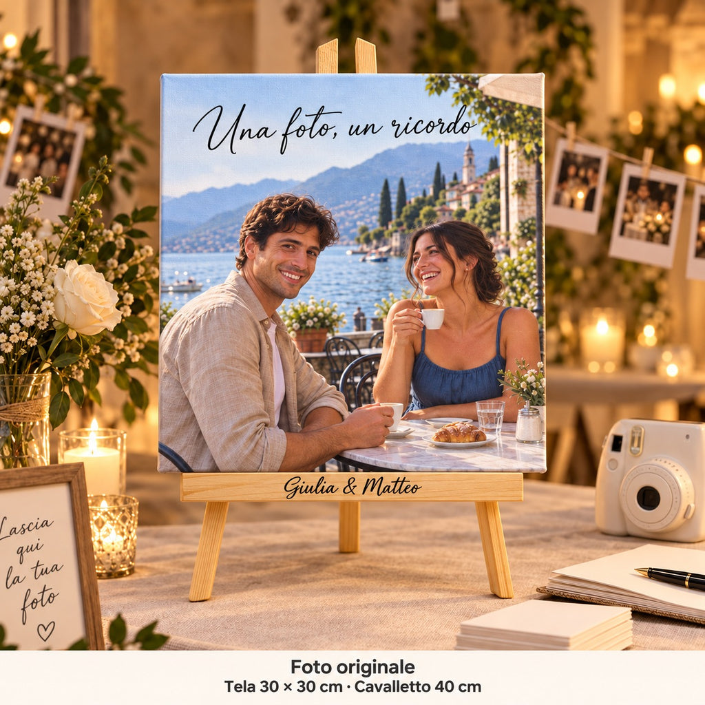 Toile de 30 × 30 cm avec photo de Giulia et Matteo avant le mariage et « Una foto, un ricordo », près d’un appareil photo et d’un album.