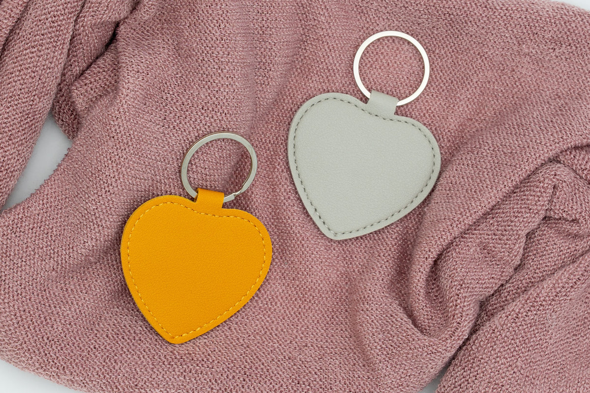 Porte-clés cœur de teinte chaude et gris, non personnalisés.